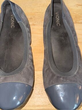 Vionic Women's Gray Suede Ballet Flats with Glossy Charcoal Cap Toe